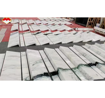 Escadas de mármore branco Panda personalizadas de pedra natural para o design de escadas retas