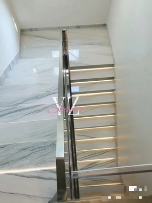 Piso e escada de cozinha moderna Branco com veias verdes/cinzentas Calacatta Marmore Book Match Table Countertop