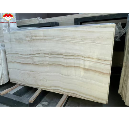 Painel de parede de banheiro de hotel de design moderno com luz de fundo de pedra natural branco mármore de ônix