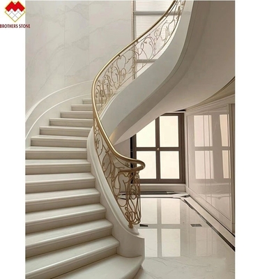 Escadas curvas antiderrapante de mármore bege para interiores