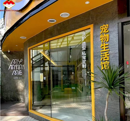 Adicione um toque de sofisticação ao design do seu hotel com azulejos de pedra de argila suave iluminados por trás