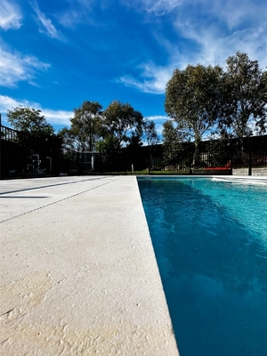 Estilo de Design Moderno Travertino Prateado Natural Pedra Marfim Chapa Deck para Piscinas