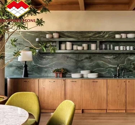 Mesa de jantar de hotel moderna com superfície de mármore verde polido e design gráfico personalizado