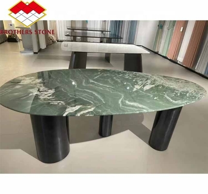 Mesa de jantar de hotel moderna com superfície de mármore verde polido e design gráfico personalizado