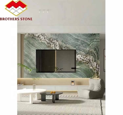 Mesa de jantar de hotel moderna com superfície de mármore verde polido e design gráfico personalizado