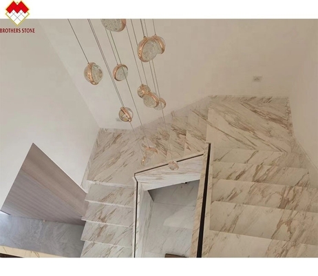 Tamanho personalizado Venus Ouro Calacatta Escalinha Espiral de Mármore Tread Interior Luz LED Moderna e Design Antiderrapante