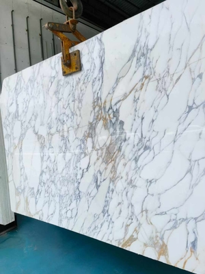 Parede e piso de design moderno de mármore branco neve de mesa com veias marrons