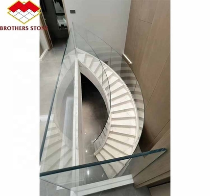 Escalinhas em espiral de mármore natural com pisos polidos e estilo moderno