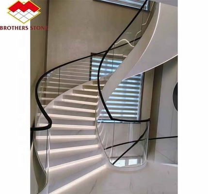Escalinhas em espiral de mármore natural com pisos polidos e estilo moderno