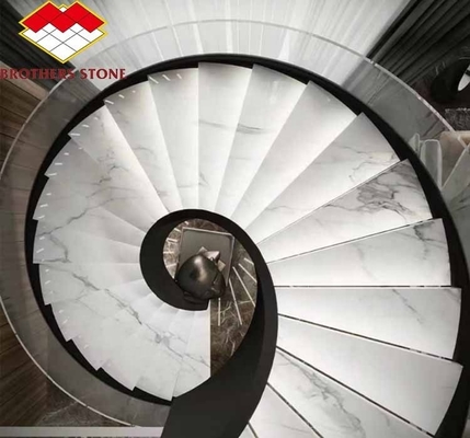 Escada de mármore interior do hotel com design curvo em espiral moderno e opção de corte ao tamanho