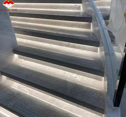 Modernas lajes de granito branco de Calacatta para escadas interiores, degraus e design de parede