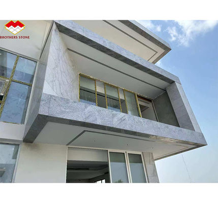 Modernas lajes de granito branco de Calacatta para escadas interiores, degraus e design de parede