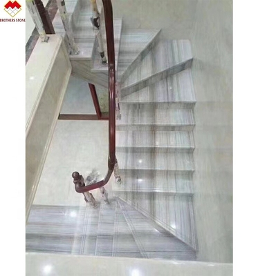 Escadaria reta de mármore branco de madeira com superfície de desenho e design de fita antiderrapante