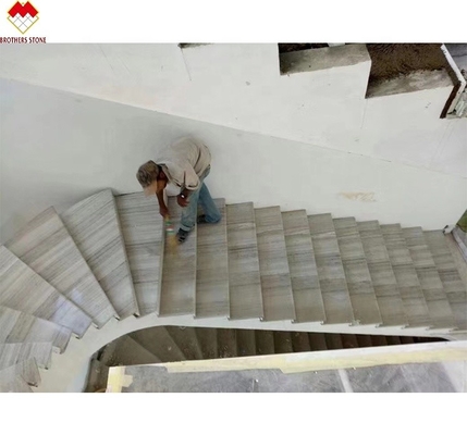 Escadaria reta de mármore branco de madeira com superfície de desenho e design de fita antiderrapante