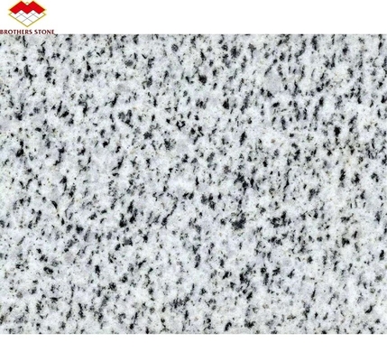 Colunas de escada ao ar livre com piso de pedra de construção telha de granito branco britânico moderno