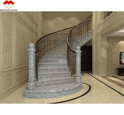 Colunas de escada ao ar livre com piso de pedra de construção telha de granito branco britânico moderno
