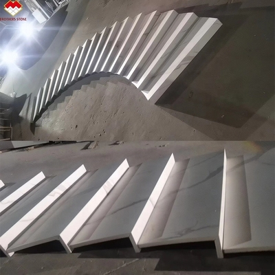 Escalinhos de ranhuras antiderrapante Padrões de Calacatta Escadas de pedra sinterizada com iluminação led