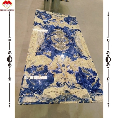 Mesa de jantar moderna de mármore de calcite com bacia de pedra azul boliviana translúcida