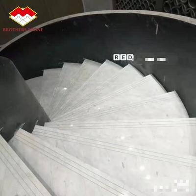 Escalinha de arco esculpida para interiores