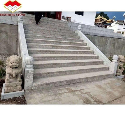 Chapa de granito branco de corte à medida com design moderno e degraus de granito inflamados