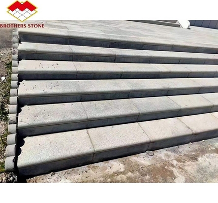 Chapa de granito branco de corte à medida com design moderno e degraus de granito inflamados