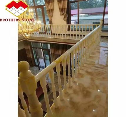 Piso montado em degraus de mármore de ônix e balaustrada de mármore branco