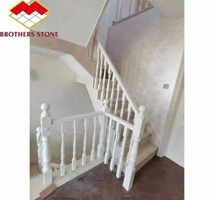 Piso montado em degraus de mármore de ônix e balaustrada de mármore branco