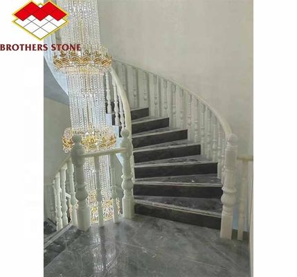 Piso montado em degraus de mármore de ônix e balaustrada de mármore branco