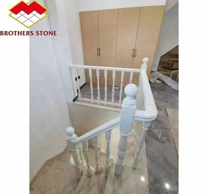 Piso montado em degraus de mármore de ônix e balaustrada de mármore branco