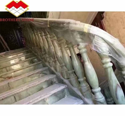 Manutenção de mármore de ônix branco e verde para escada Coluna de balaustradas polidas modernas