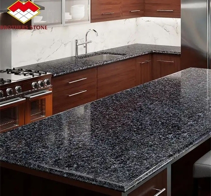Tabuleiros de granito cortados ao tamanho perfeitos para a renovação moderna da cozinha