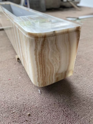 Tabela de televisão personalizada de ónix branco de mármore de mesa de suporte de madeira de aparência central com veias de madeira branca Elegante mobiliário de sala de estar