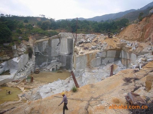 As telhas vermelhas ultra grandes da pedra do granito G562, banheiro do granito telham a textura dura