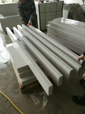 Partes superiores de contador personalizadas do granito de Pearl White do tamanho para o jardim