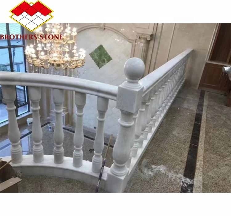 Piso montado em degraus de mármore de ônix e balaustrada de mármore branco